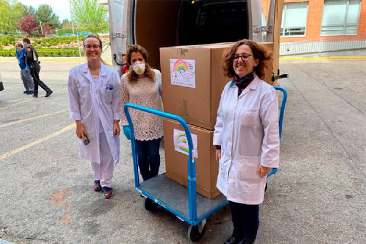 Las batas han sido elaboradas por voluntarios costureros