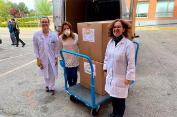 Las batas han sido elaboradas por voluntarios costureros