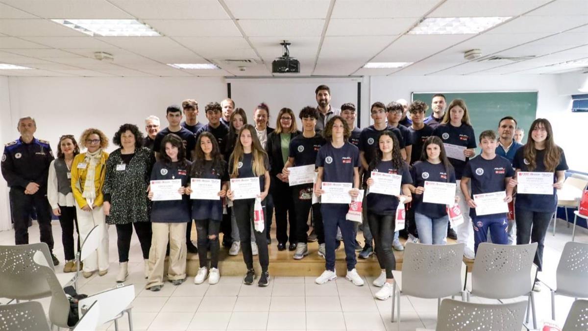 Los alumnos han conocido de mano de los propios agentes las funciones y la organización de las unidades más importantes de la Policía Municipal