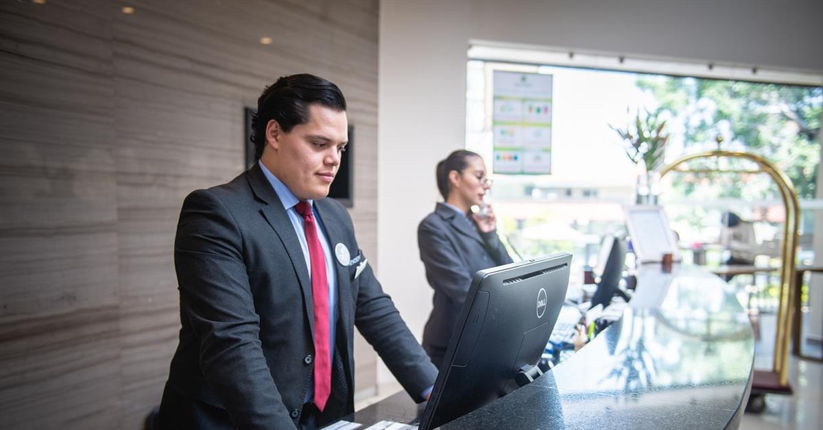 Entre los perfiles figuran auxiliares administrativos, orientadores y personal de oficios