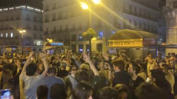 Los jóvenes abarrotaron las calles de la capital tras la media noche