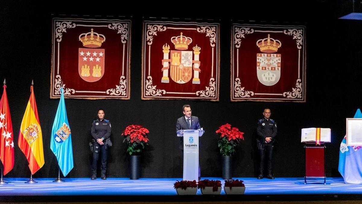 Con el lema "contra nadie y a favor de todos" en el acto intervino el alcalde y el resto de portavoces de los grupos municipales