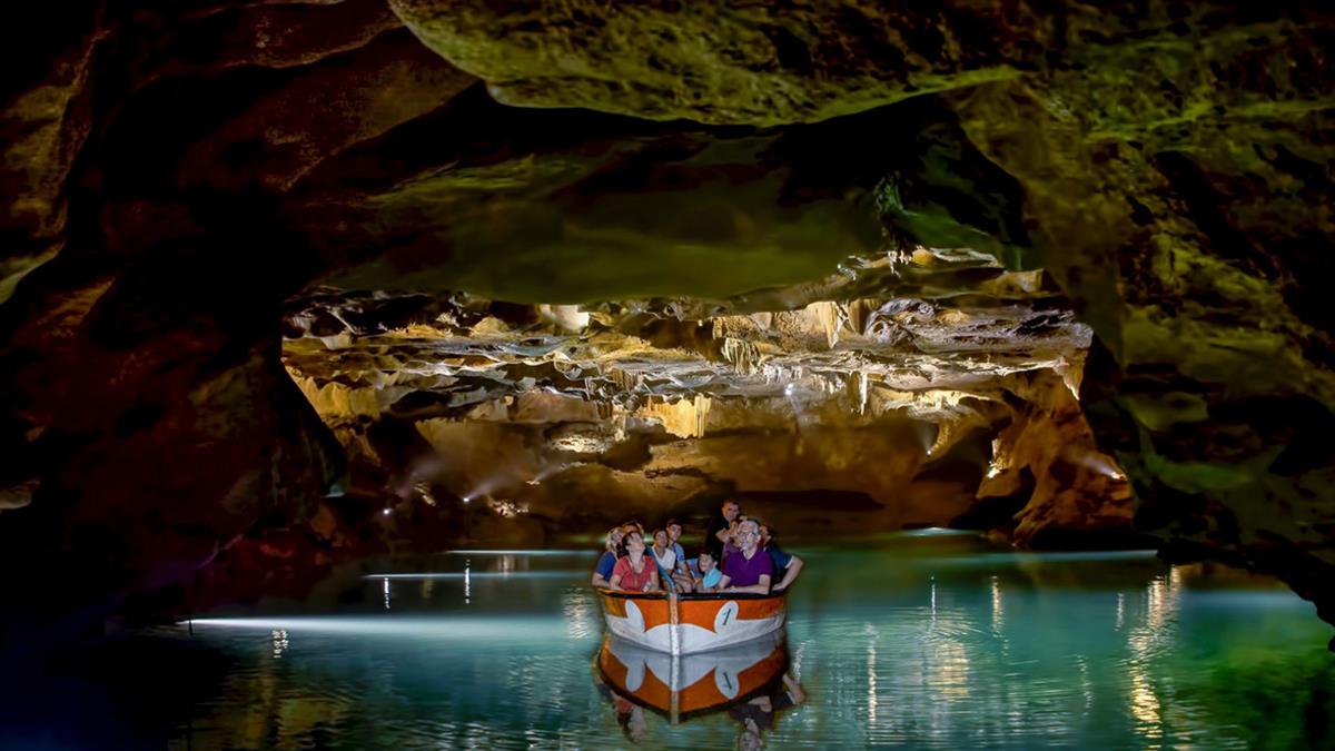 Haz barranquismo, recorre una isla a caballo, pasea entre montañas o tómate un baño en pleno de centro de Ourense