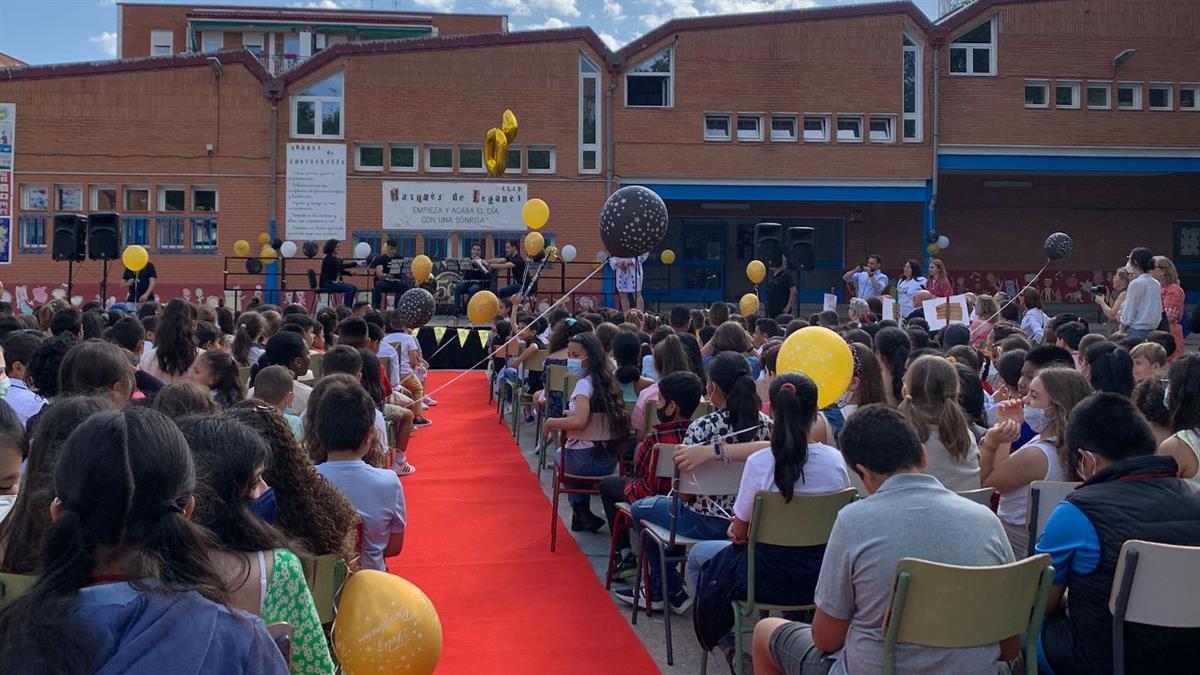 Santiago Llorente destaca la contribución de todo el personal del Centro que lleva medio siglo educando a miles de alumnos