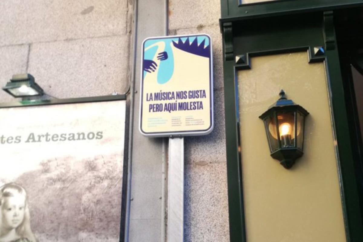 Las señales se refieren a la prohibición de orinar en la calle y de tocar música en ciertas zonas