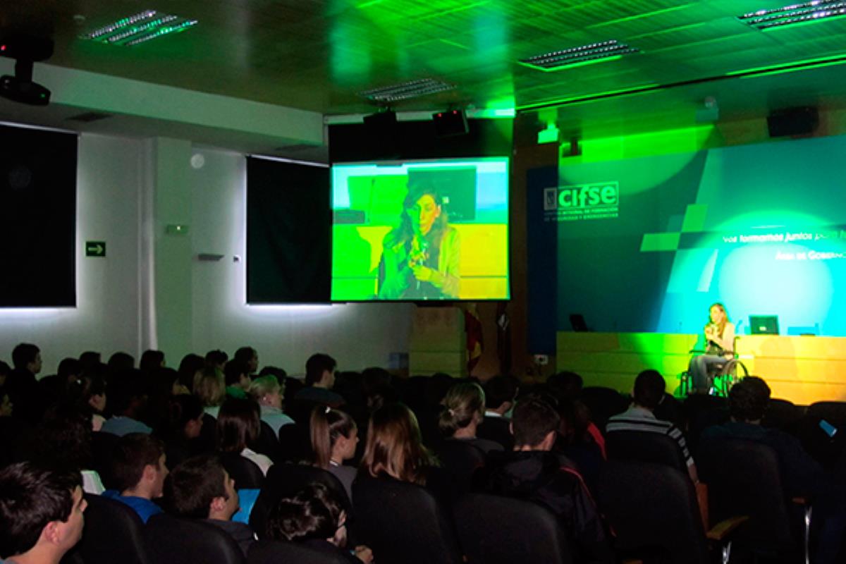 Se trata de una puesta en escena para concienciar a los más jóvenes sobre el peligro de conducir irresponsablemente y/o bajo los efectos de las drogas y el alcohol