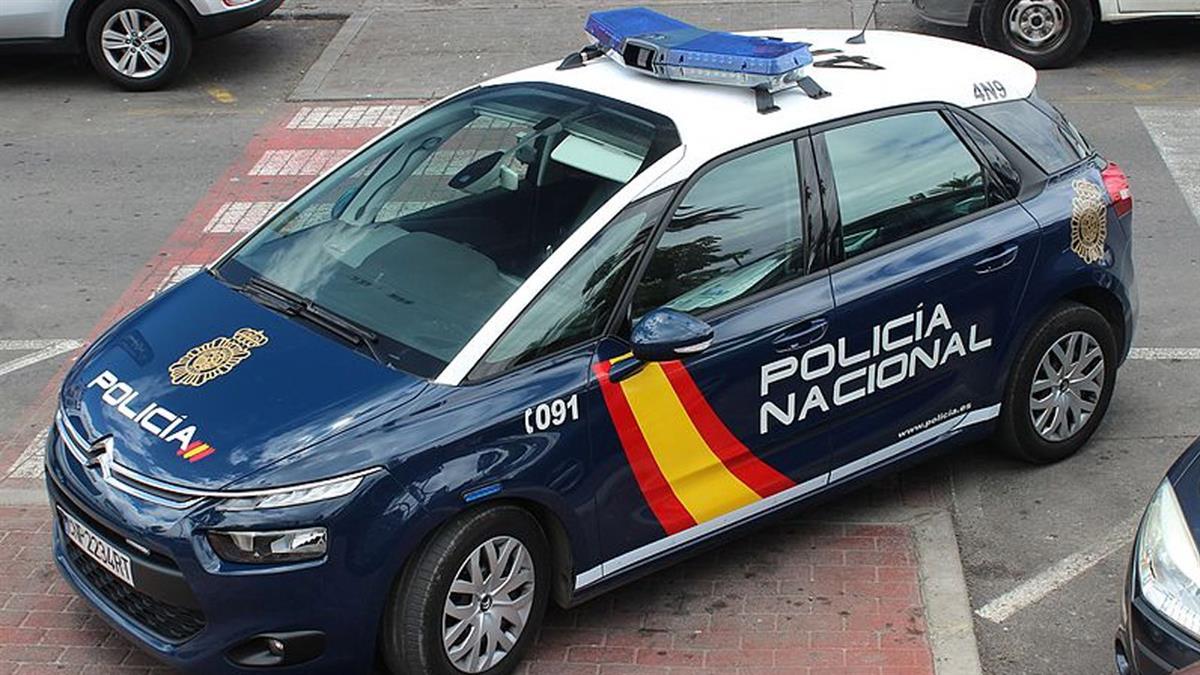 Se intervinieron palos, tenazas, destornilladores y una navaja automática, entre otros objetos 