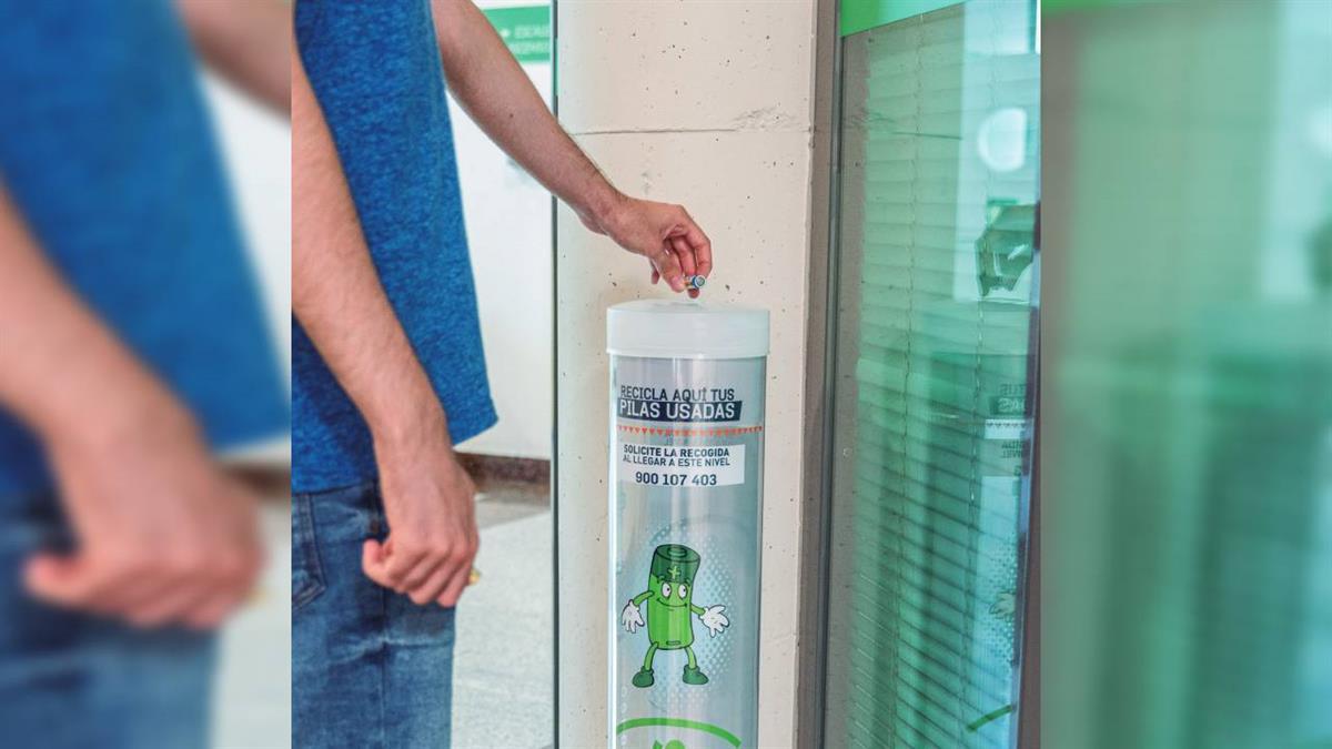 Se instalarán 71 contenedores en distintos puntos de la ciudad para recoger pilas usadas