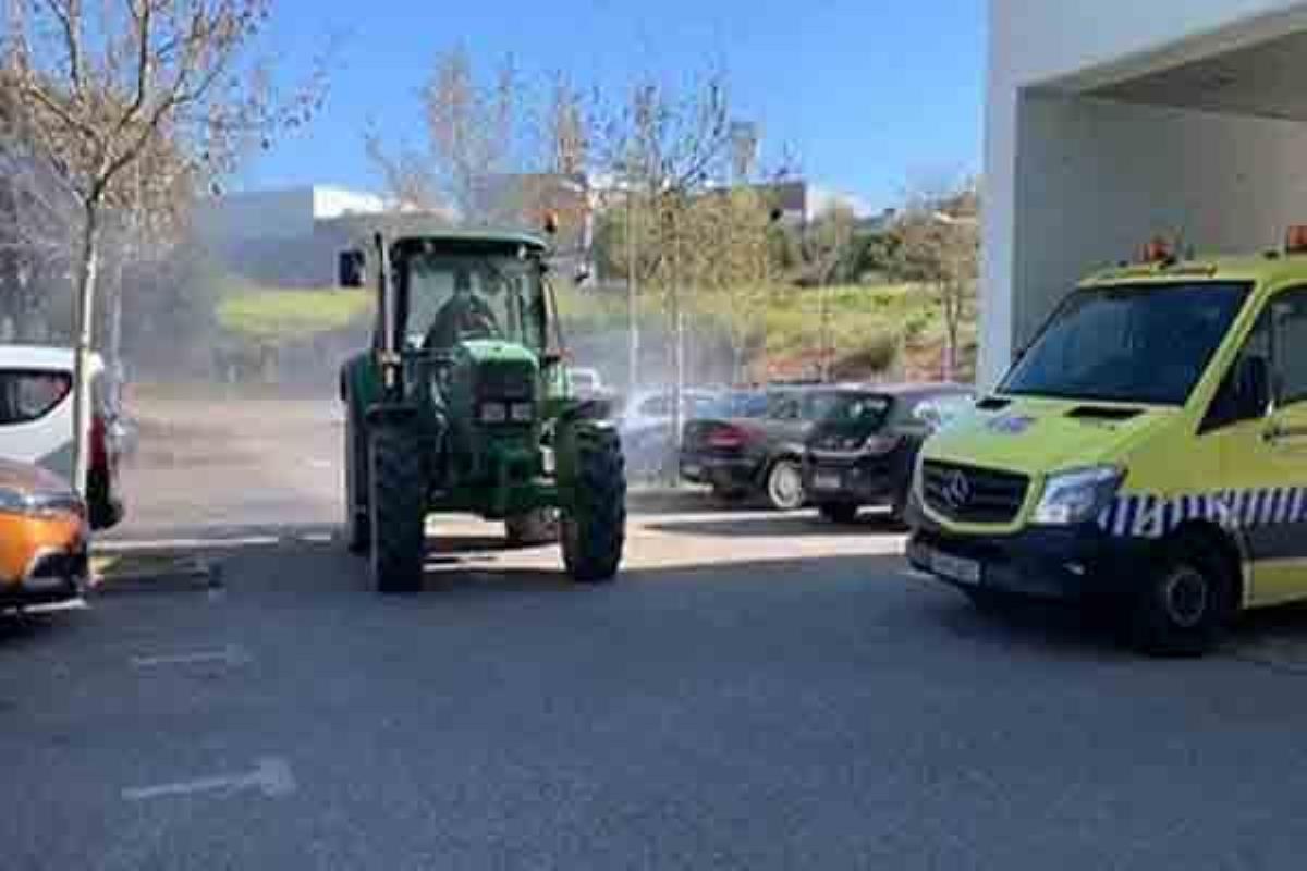 Los tractores utilizados sueltan un desinfectante de lejía al 0,1 %
