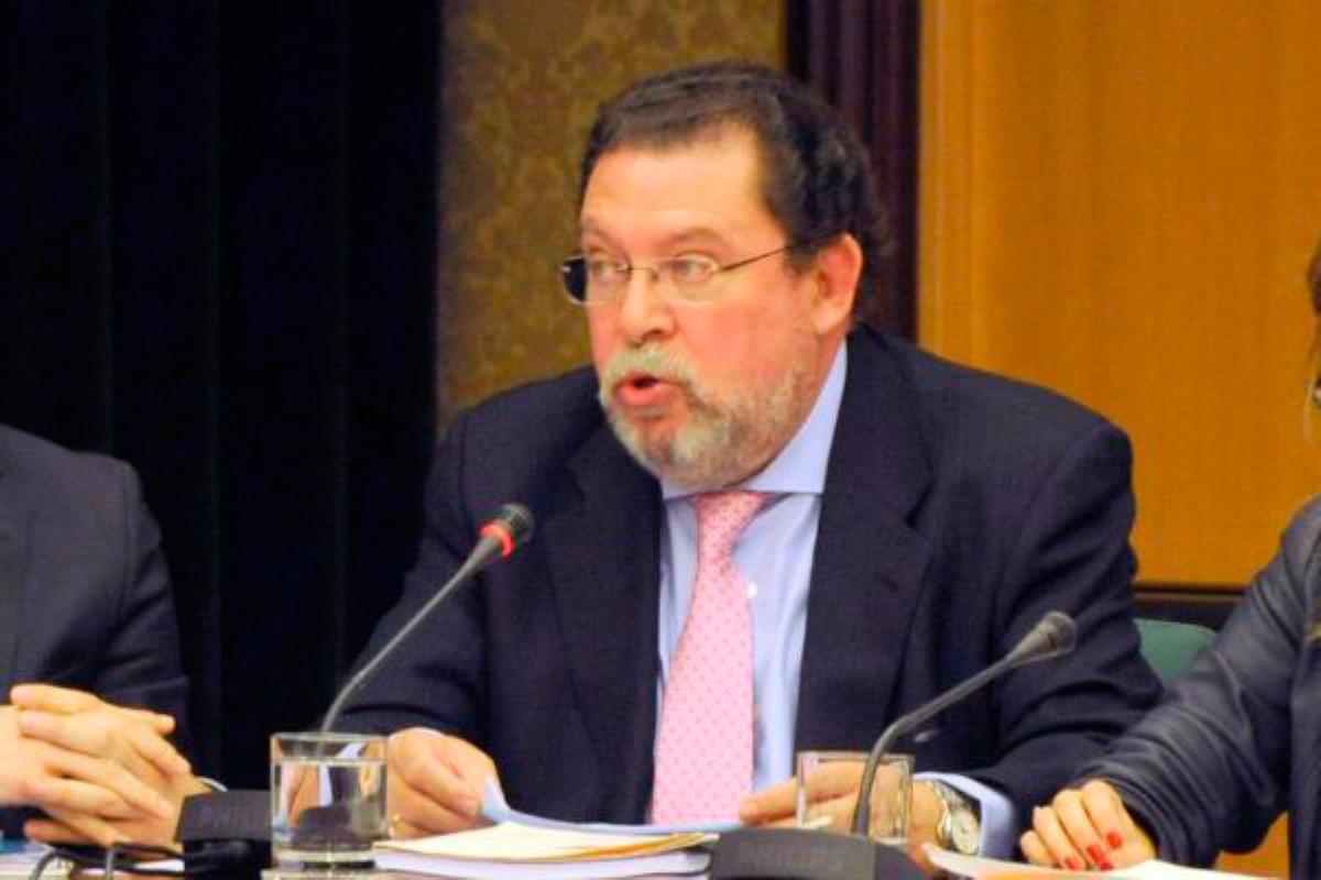 Se convierte en Presidente de la Comisión Gestora del PP de Móstoles y asume, también, la Portavocía del Grupo Municipal