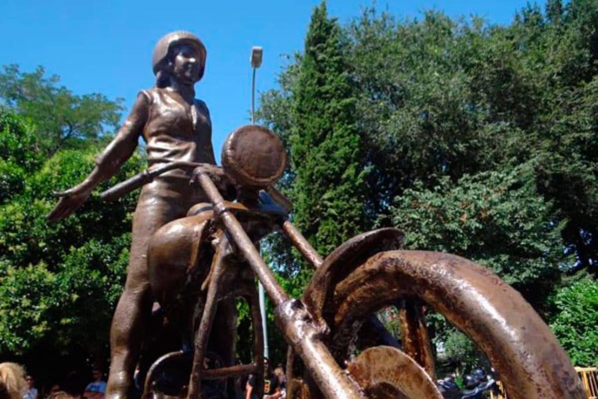 La ciudad complutense ha instaurado una estatua en la confluencia de las calles Andrés Saborit y Almazán