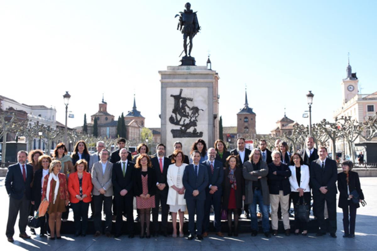 Representantes de 15 ciudades han firmado en el Ayuntamiento el “Decálogo de las ciudades cervantinas”