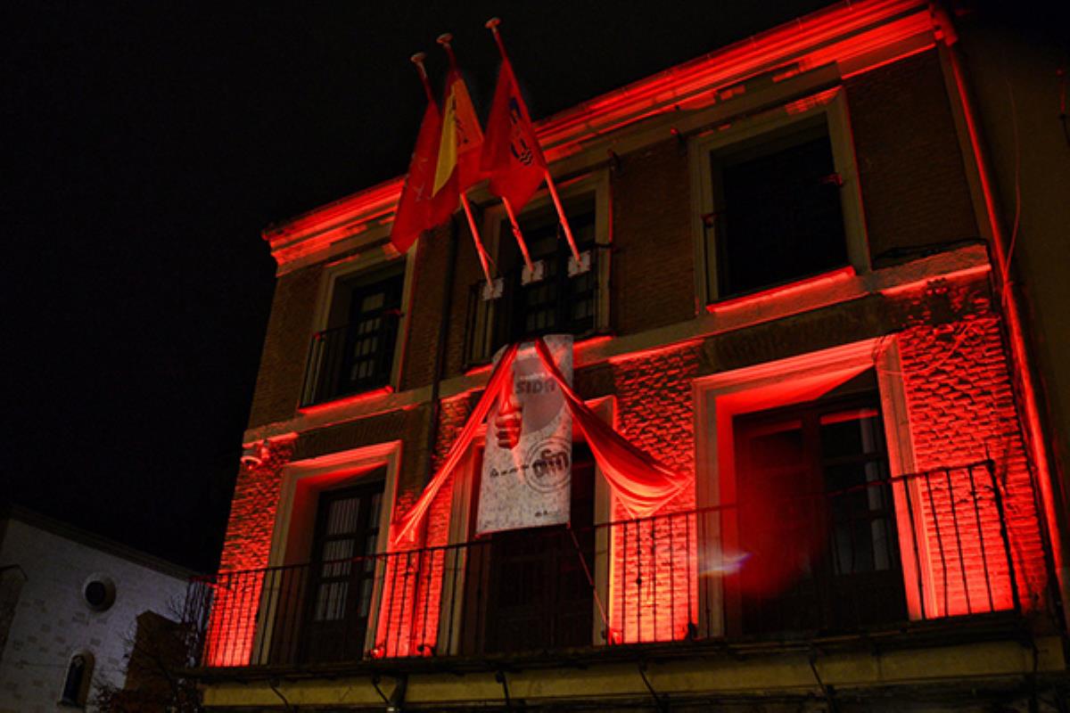 Ayer se iluminaron de rojo el Ayuntamiento, el Kiosco de la Música, la Casa Tapón y la Puerta de Madrid