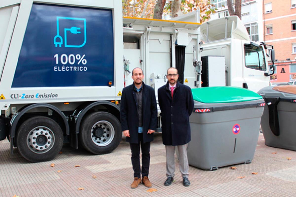 En el acto de presentación, que ha tenido lugar en la Plaza del Barro del Distrito II, se han presentado también los nuevos contenedores que mejoran la visibilidad para zonas próximas a pasos de peatones