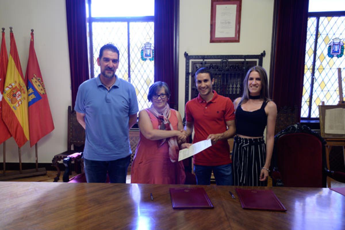 El consistorio y el Club de Atletismo Cervantes han firmado un convenio para celebrar la carrera 