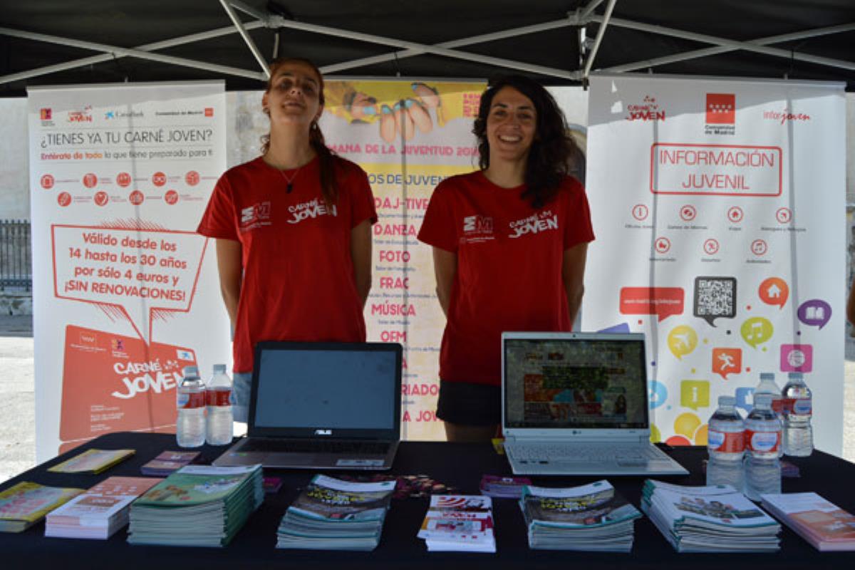Ayer se organizó un puesto de información y actividades para promocionar el Carné Joven en Alcalá
