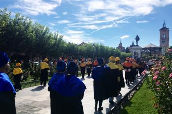 Tras el desfile, la comitiva ha presenciado el nombramiento de la nueva Doctora Honoris Causa de la UAH