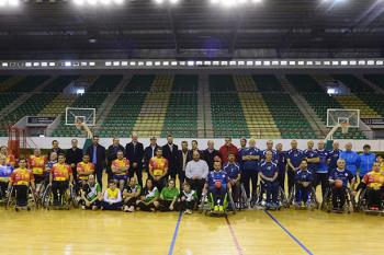 Se celebró un partido entre la Selección Española de Balonmano en silla de ruedas y un combinado de veteranos del Club Balonmano Iplacea y el Club Juventud Alcalá Baloncesto