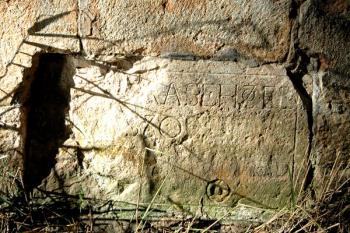 Una de las rocas encontradas posee una inscripción de gran interés histórico y arqueológico