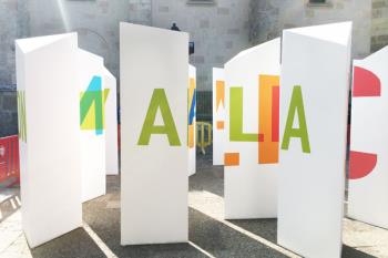 La Plaza de los Santos Niños acogió al poeta "Rayden" que recitó una poesía con motivo de la presentación