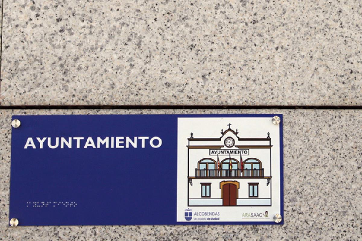 Nuestra ciudad has instalado las primeras 18 placas informativas junto a la entrada de los edificios principales  