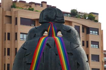 Con motivo del Día Internacional del Orgullo LGTBI, nuestra estatua lucirá la bufanda multicolor hasta el domingo, 1 de julio