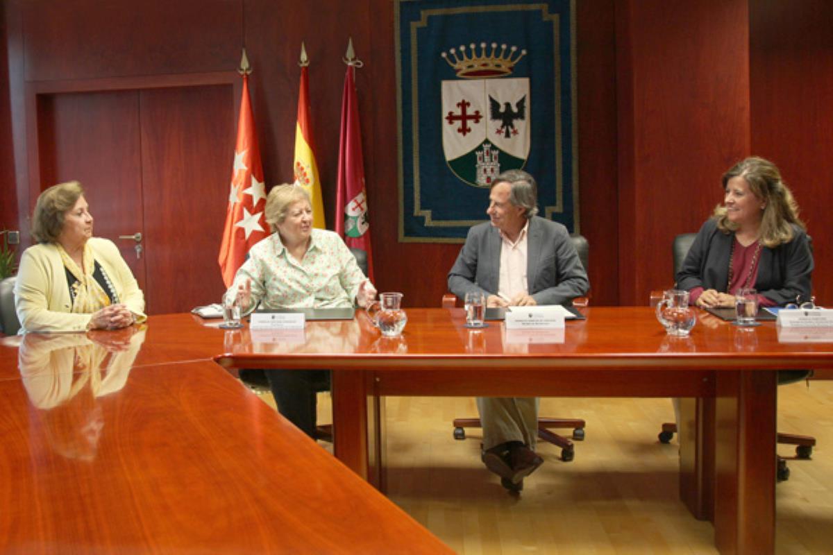 Con la firma del convenio la asociación se compromete a realizar cursos de manualidades y artesanías