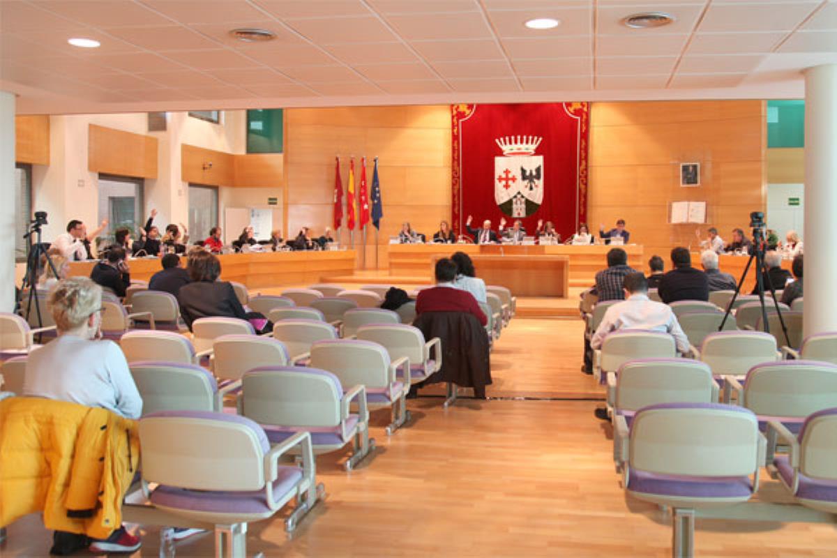 En la sesión plenaria de enero, el Ayuntamiento también reclama más inversiones para mejorar el Cercanías