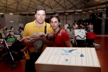Más de seiscientas familias han recibido la caja con productos para el bebé como parte de la iniciativa AlcoBEBÉ