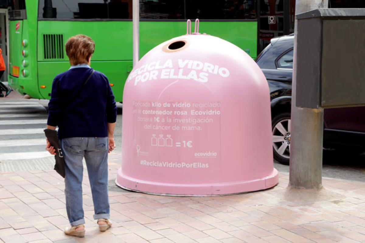 Ecovidrio donará un euro por cada kilo de vidrio recogido en estos dos contenedores rosas 