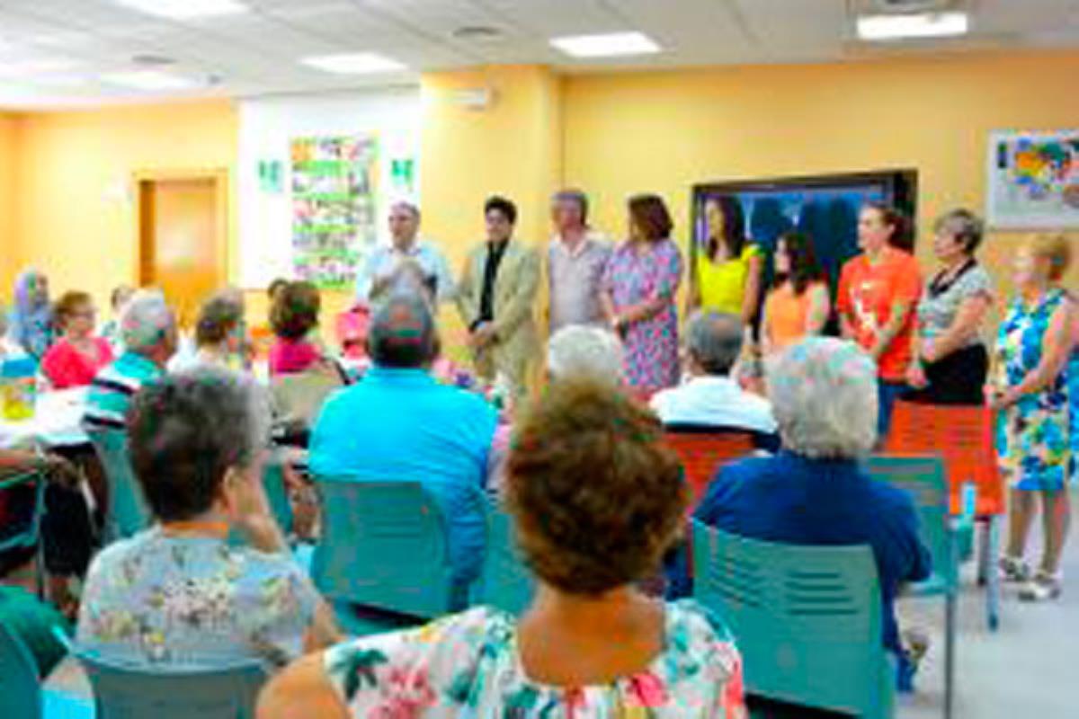 El alcalde de Alcorcón mantiene un desayuno en el Centro de Asociaciones de la Salud