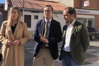 El portavoz de GPP de la Asamblea de Madrid ha visitado a los populares fuenlabreños en su nueva sede