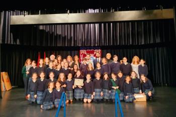 Todos los colegios han recibido regalos para sus centros escolares