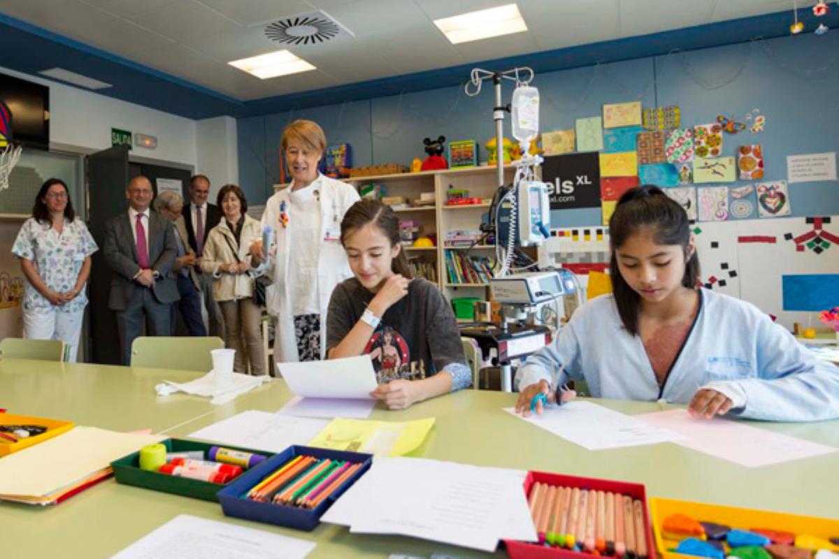 Este servicio se realiza en centros hospitalarios de la región que disponen de camas pediátricas de media y larga estancia