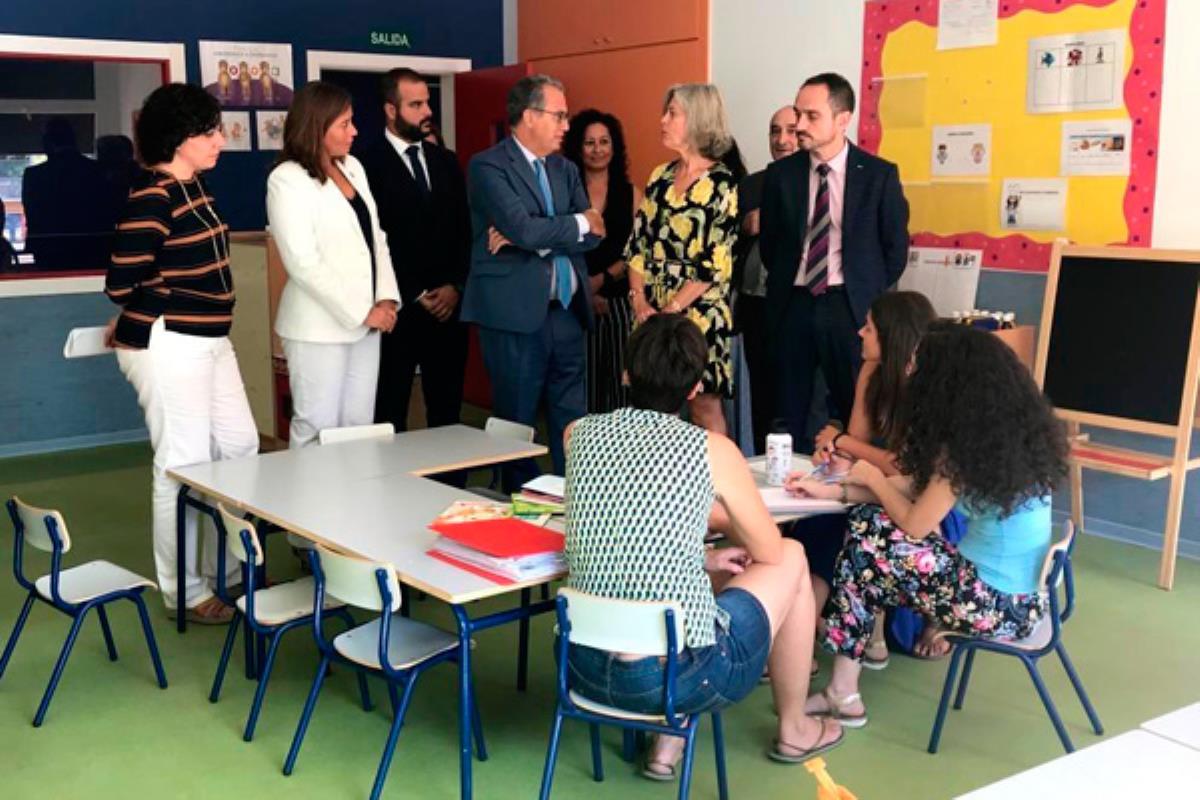 La alcaldesa aprovechó en la visita que hizo acompañada del Consejero de Educación y Juventud a las obras del colegio Averroes 
