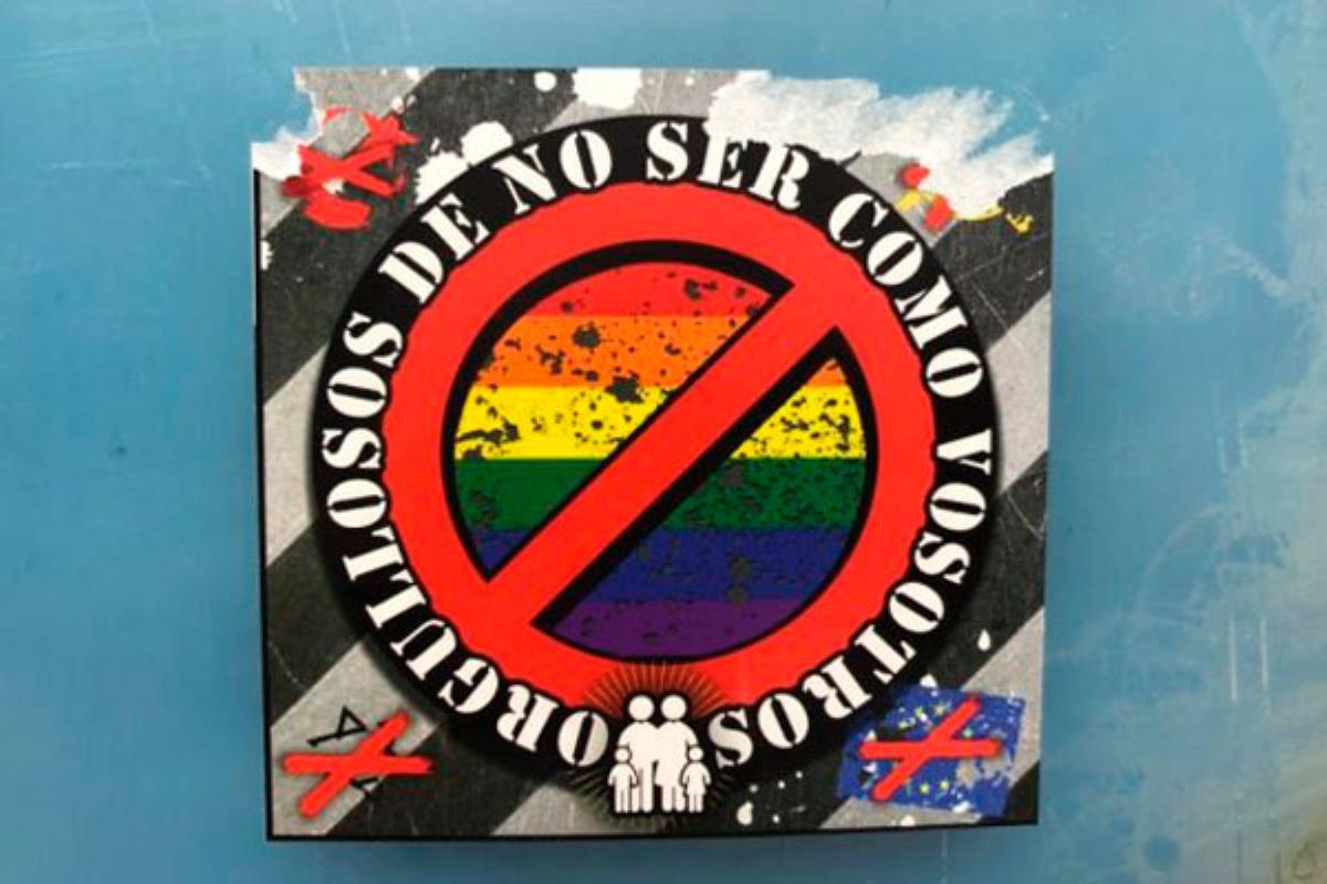 Estas pegatinas han sido colocadas la misma semana del Orgullo LGBTI+ en el municipio