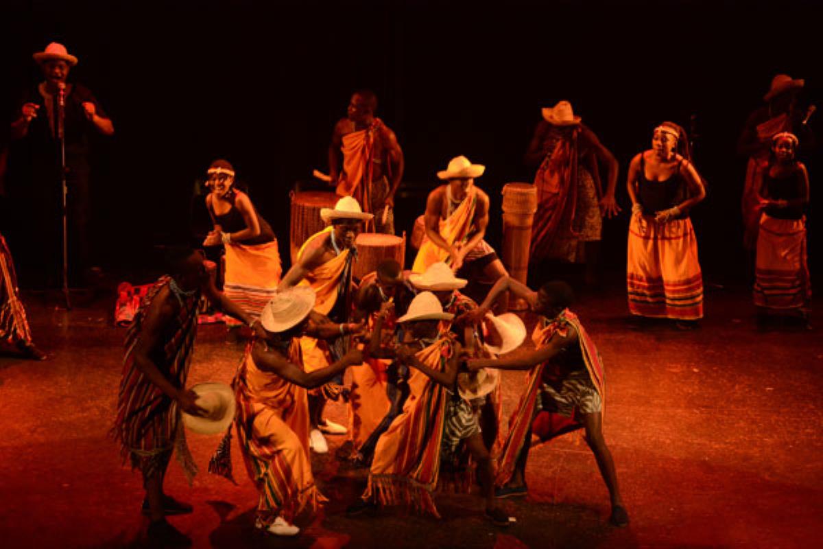 Una explosiva mezcla de voces, ritmos y danzas tribales a cargo de más de 20 artistas procedentes de los barrios más pobres de Kampala (Uganda)