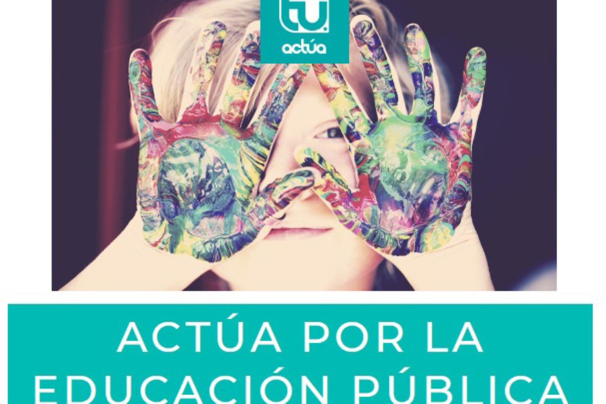 La candidata de Actúa está repartiendo folletos en la entrada de los colegios