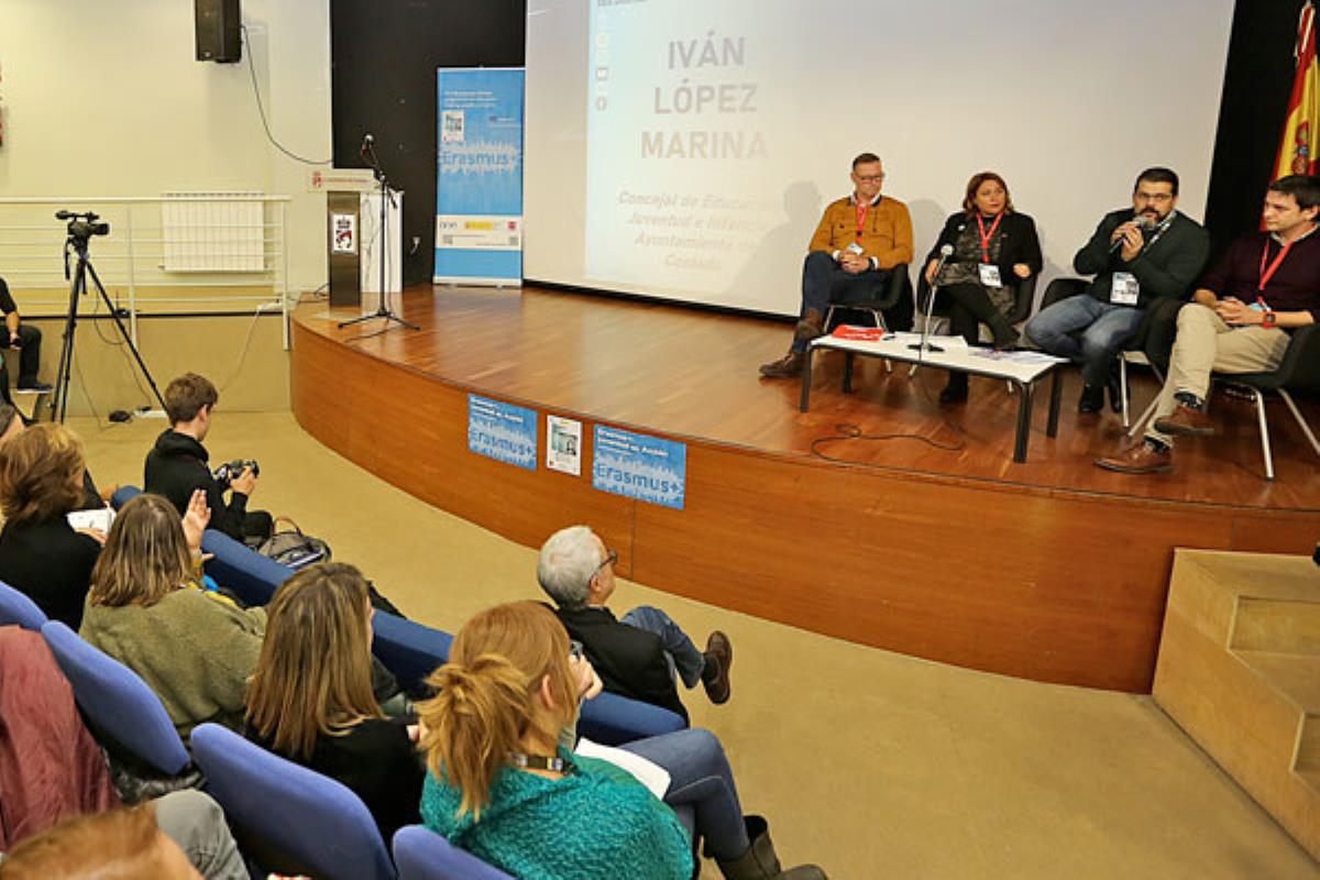 Centrado en la influencia de los medios en la era digital, su objetivo es el fomento de buenas prácticas