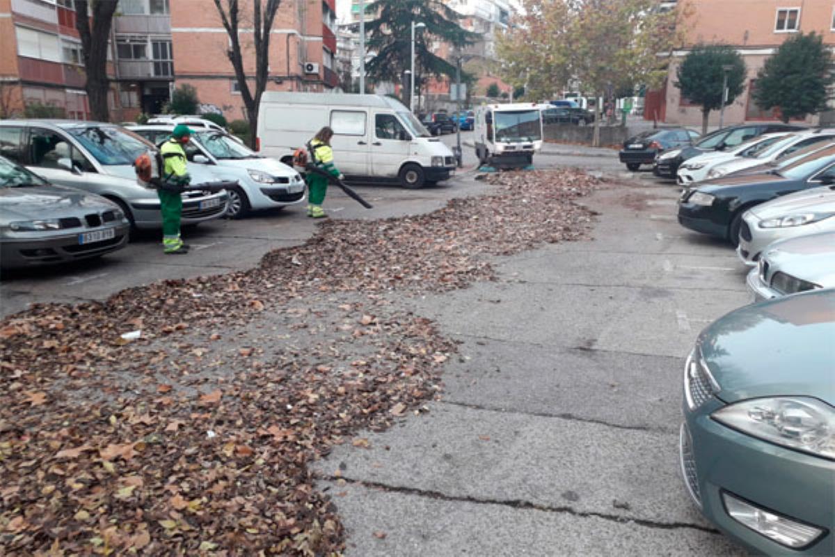 Los medios empleados contemplan cinco barredoras, ocho sopladores y trece operarios, además del equipo habitual