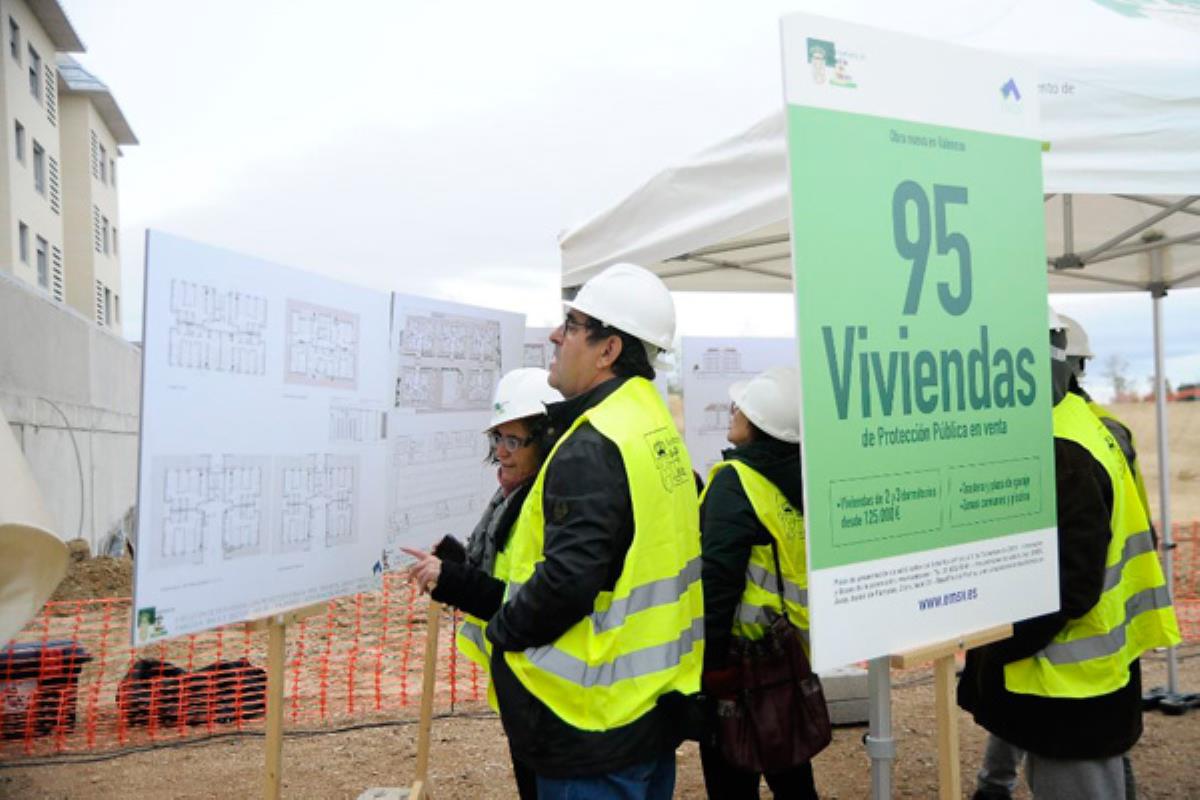 El regidor boadillense coloca la primera piedra de la nueva promoción de 95 viviendas de protección pública