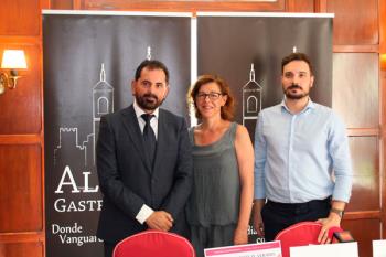La concejala de Turismo, María Aranguren, junto al presidente y anfitrión, han presentado la programación