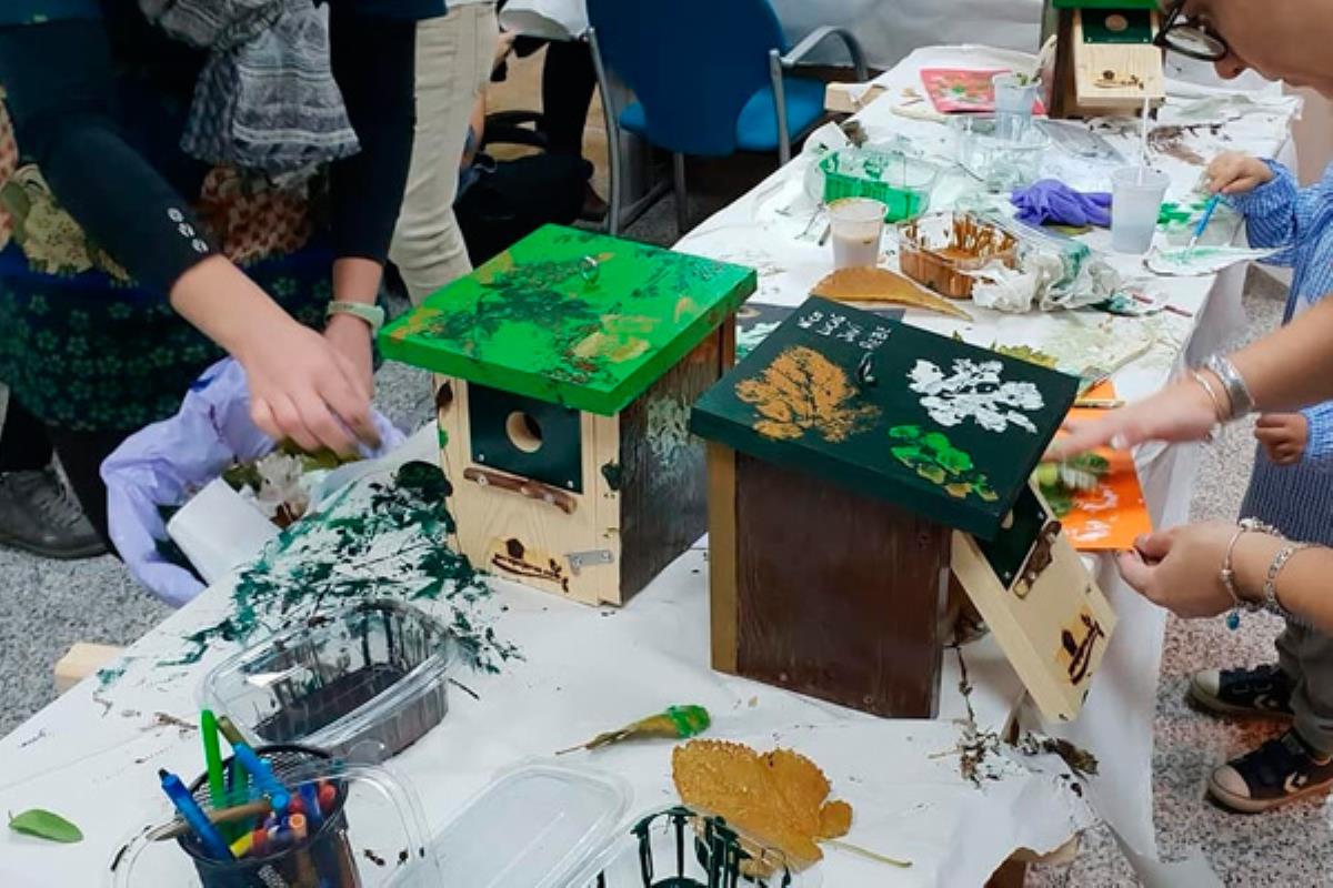 La Asociación Arroyo Verde, el ayuntamiento y la empresa EMUGESA han realizado un taller para su creación