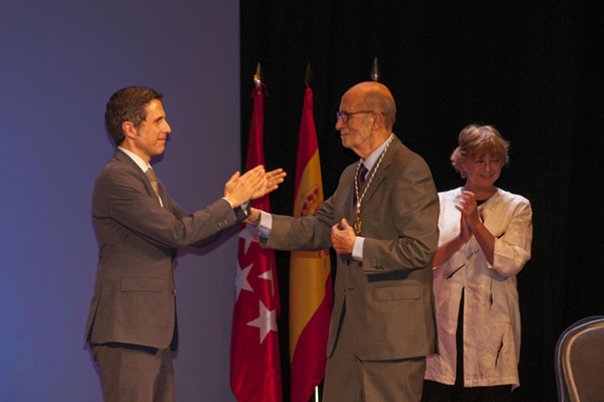 Curro llenó el Teatro Salón Cervantes de amigos y admiradores