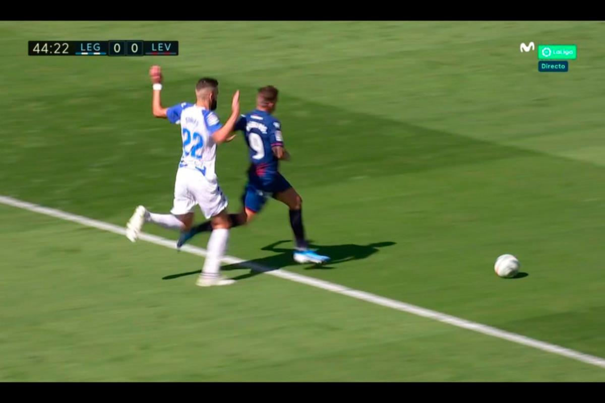El colegiado mantuvo el penalti a favor del Levante a pesar de ser, claramente, fuera del área