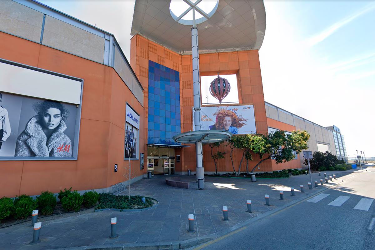 Tres individuos realizaron un alunizaje para entrar en la superficie comercial y procedieron a robar mercancía de las tiendas