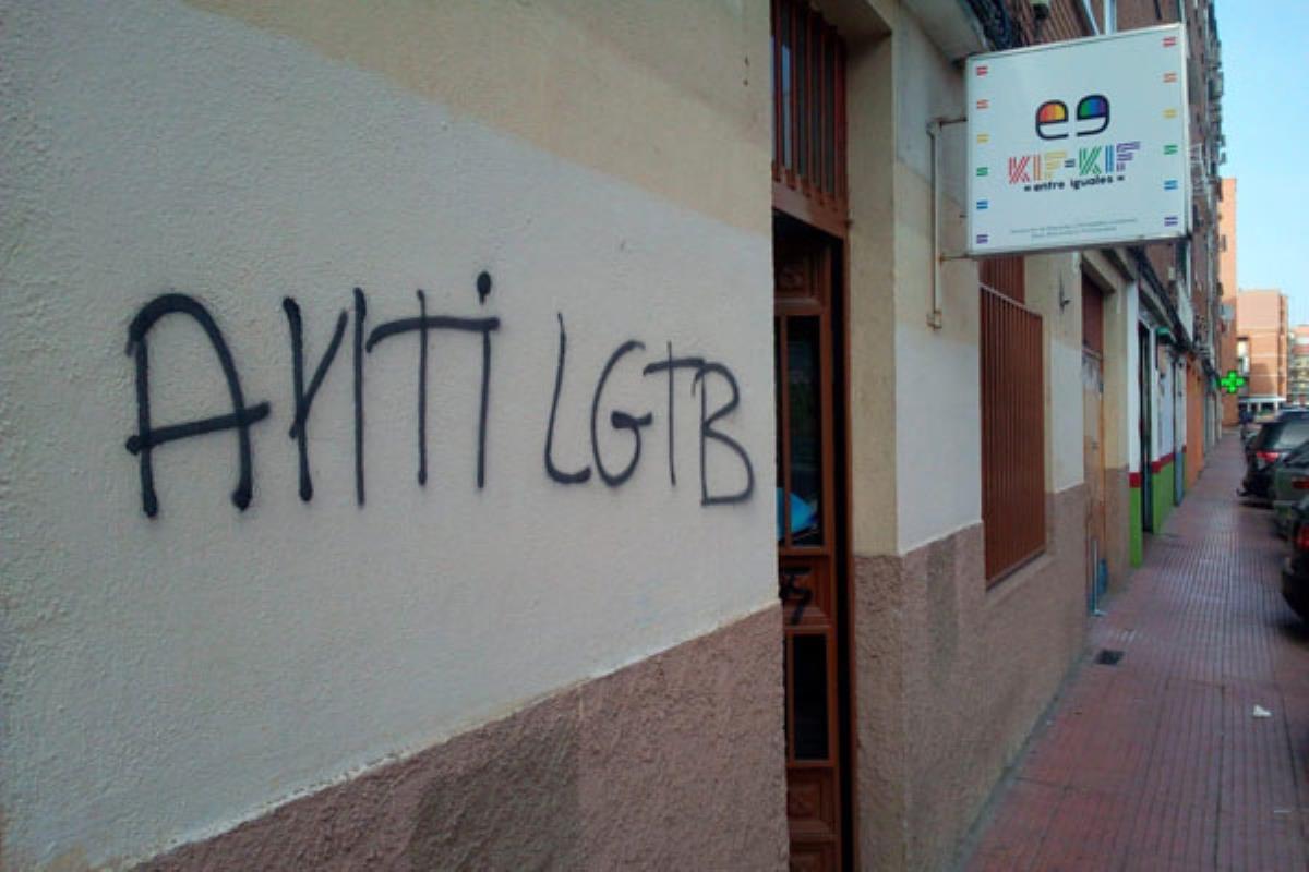 El colectivo Kifki denuncia en las redes sociales la pintada “Anti LGTB”
