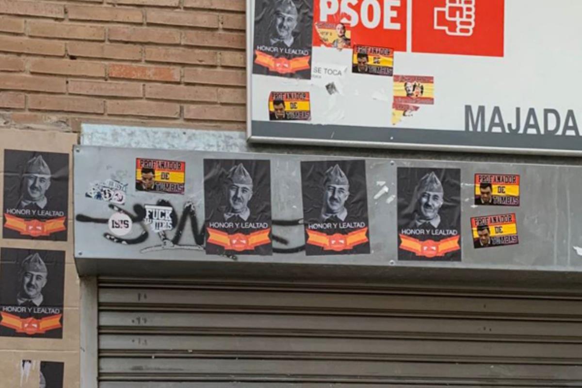 La sede luce varias pegatinas contra Pedro Sánchez y carteles franquistas