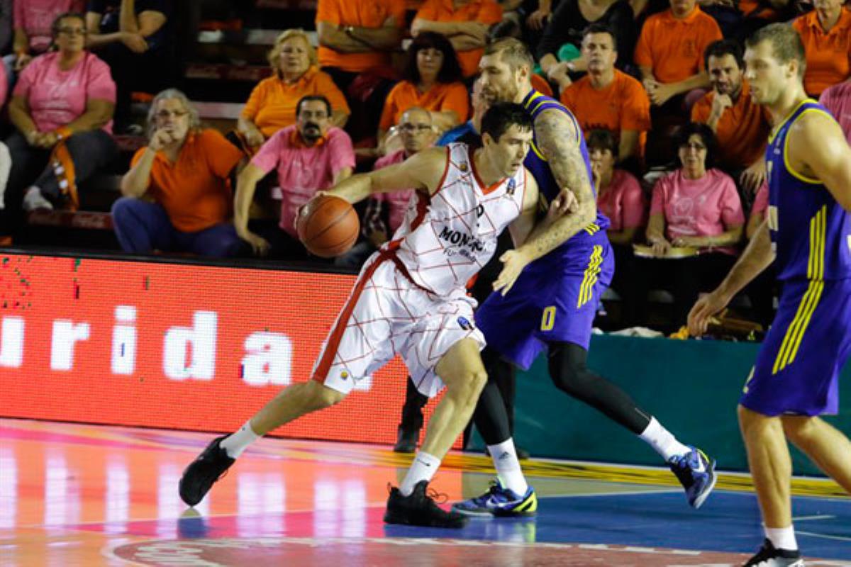 El pívot del Montakit sufre una lesión en un dedo de su mano derecha