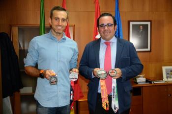 El deportista boadillense fue recibido por el alcalde, Javier Úbeda